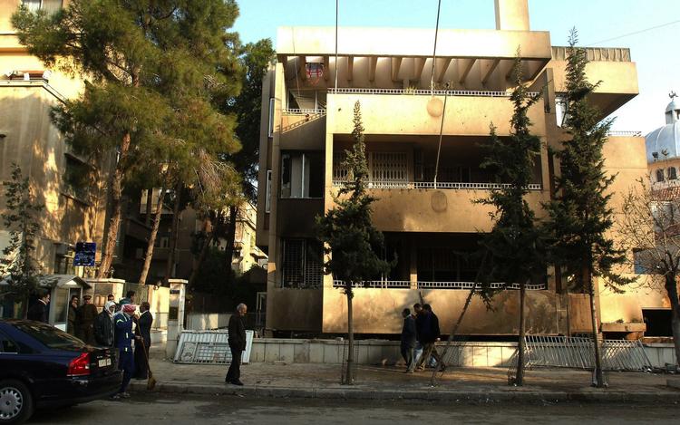 Oprydning. Dagen derpå var der roligt foran ambassaden i  Damaskus. Det er tid til at rydde op og besigtige skaderne. 