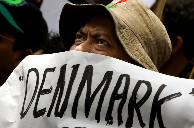 En indonesisk mand stirrer sammenbidt op mod den bygning, der huser den danske ambassade i Indonesien. 