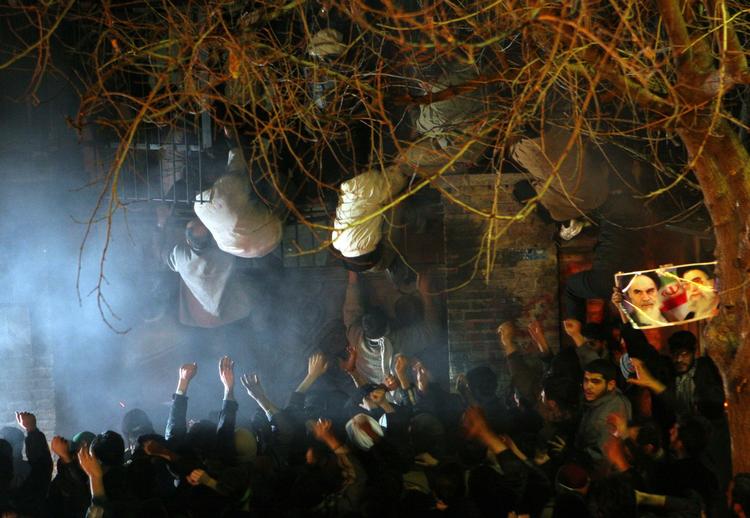 Mandag 6. februar prøver demonstranter i den iranske hovedstad Teheran at storme den danske ambassade. 