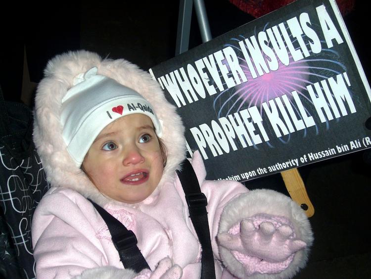 Den 20 måneder gamle pige Farisa blev udstyret med en hue med teksten 'Jeg elsker al-Qaeda', da hendes forældre tog hende med til en demonstration i London. 