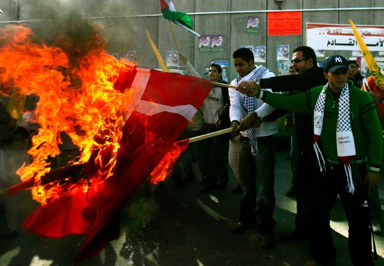 Demonstrationer fortsætter 7. februar, men de værste angreb mod de danske repræsentationer er overstået. 