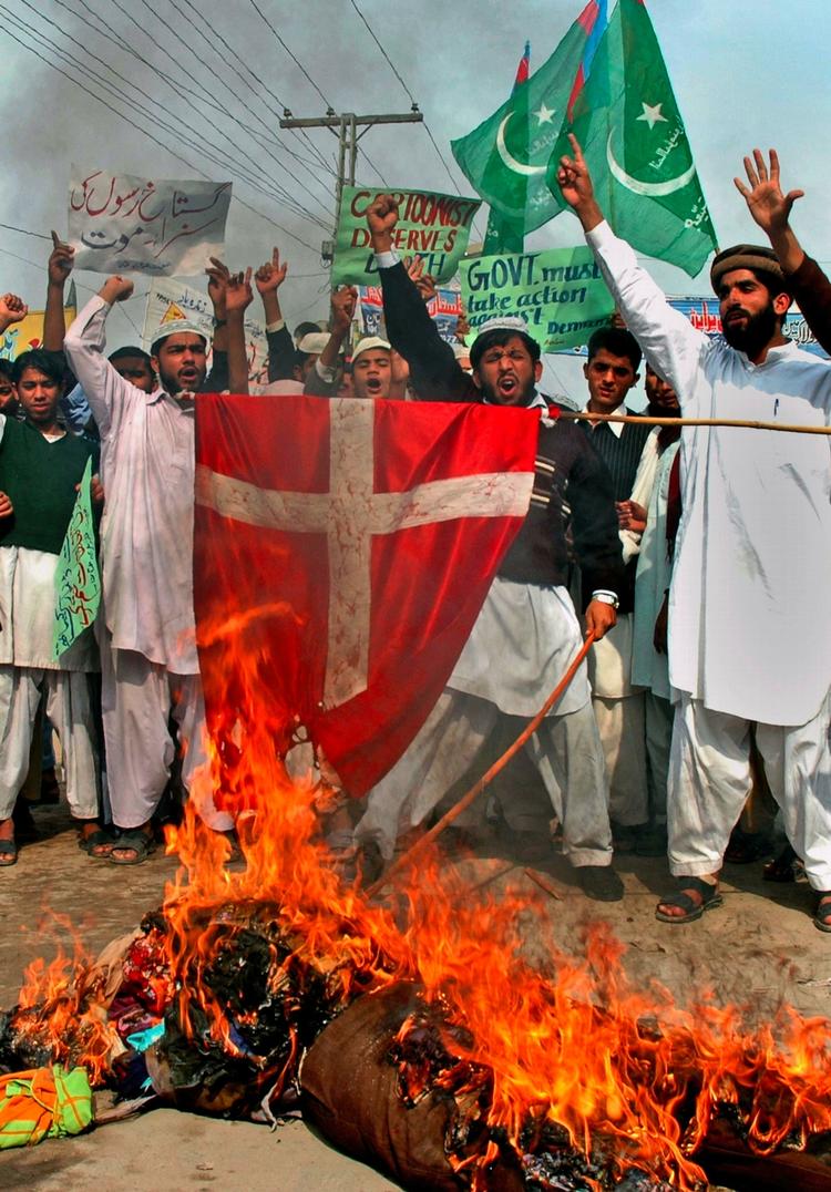Pakistanske demonstranter brænder danske flag og en dukke af statsminister Anders Fogh Rasmussen midt i februar, da uroen er stilnet af. Kort efter opgør dansk PEN, at mindst 89 mennesker er blevet dræbt ved optøjer under krisen. 