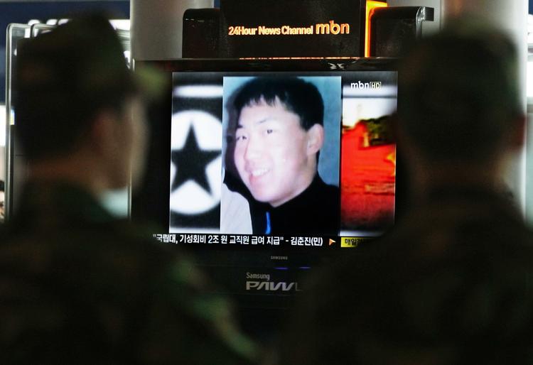general. Nordkoreas leder, Kim Jong Il har udnævnt sin yngste søn, Kim Jong Un til general for nylig. Her vises sønnens portræt på sydkoreansk tv forleden. 
