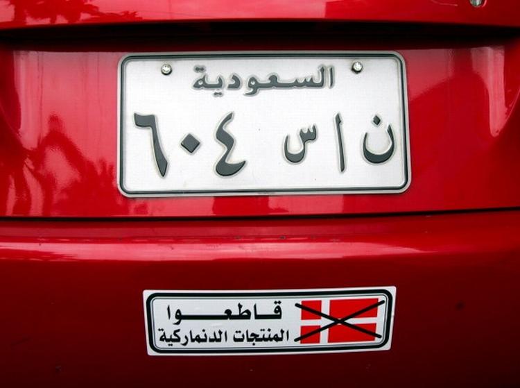 De første konkrete tegn på den arabiske vrede kommer midt i januar, da en boykot af danske varer breder sig i Saudi-Arabien. Det er næsten fire måneder efter, at Jyllands-Posten bragte de 12 tegneres bud på, hvordan Muhammed ser ud. 