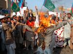 I Pakistan sætter demonstranter samme dag ild til en dukke, der forestiller Fogh. 