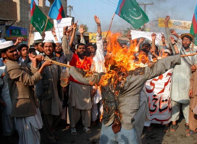 I Pakistan sætter demonstranter samme dag ild til en dukke, der forestiller Fogh. 