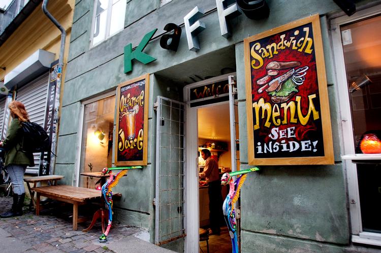Der er plads til højst 15 gæster hos Kaffekunsten i Larsbjørnsstræde – foruden dem, der vælger at sidde ude på fortovet - og det gør stemningen så meget mere intim. Samtidig er man også meget velkommen til at tage sine egne plader med til afspilning i cafeen. 