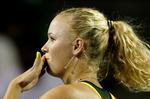 sæsonfinale. Caroline Wozniacki sender luftkys mod publikum efter den sikre sejr i to sæt mod russiske Anastasia Pavliutjenkova. 