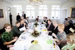 Farvel. Kommunernes Landsforening, Danmarks Lærerforening, Danske Skoleelever og mange flere var inviteret til møde på Marienborg for at diskutere fremtidens folkeskole. Mødet blev dog kort for nogle af parterne. 