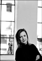 Hemmeligheder. Det er tydeligt, at Katrine Marie Guldager elsker at fortælle historier og være den, der ved alt. Om det så er, hvad legetøjet tænker. 