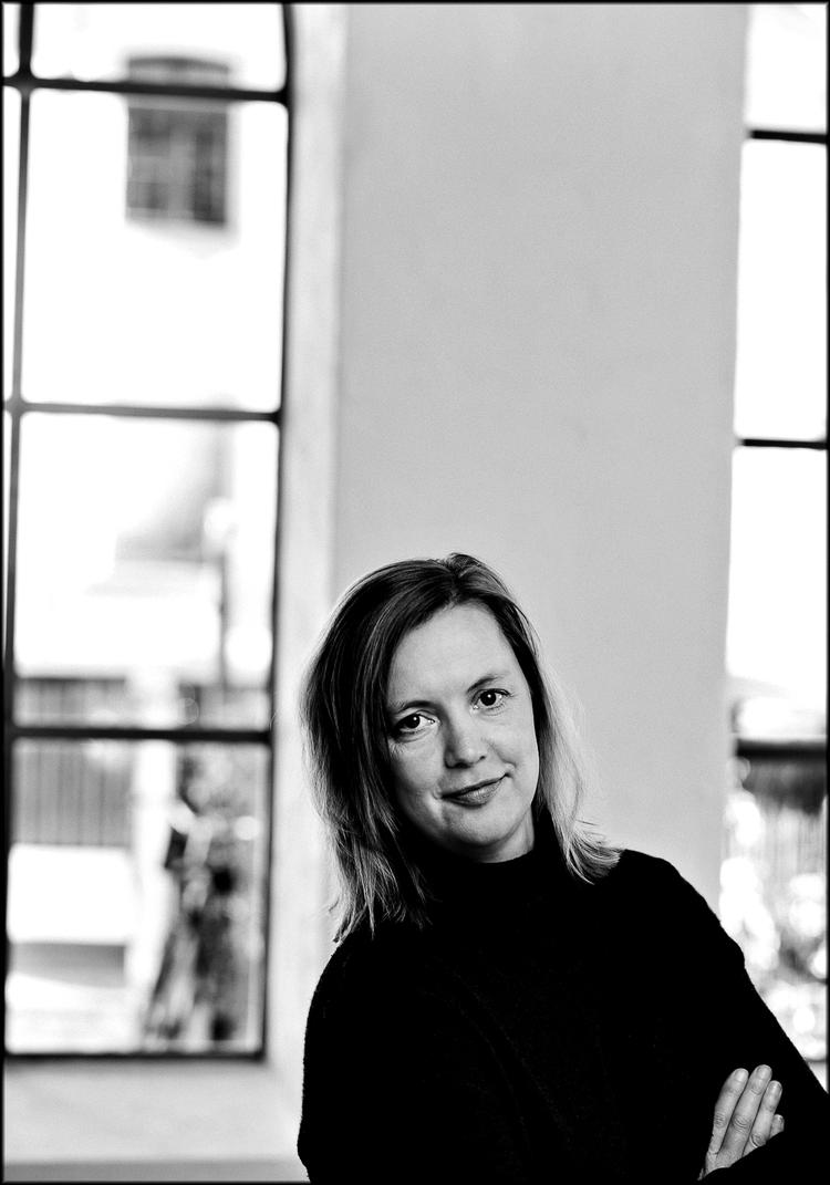 Hemmeligheder. Det er tydeligt, at Katrine Marie Guldager elsker at fortælle historier og være den, der ved alt. Om det så er, hvad legetøjet tænker. 