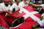 Også i Indonesien må Dannebrog holde for. En del af demonstranterne trænger ind i den danske ambassade, men fjernes hurtigt igen. 