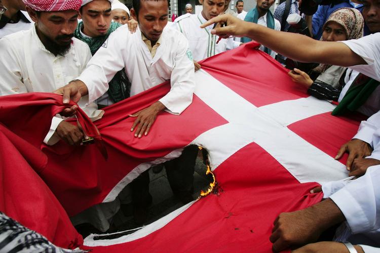 Også i Indonesien må Dannebrog holde for. En del af demonstranterne trænger ind i den danske ambassade, men fjernes hurtigt igen. 