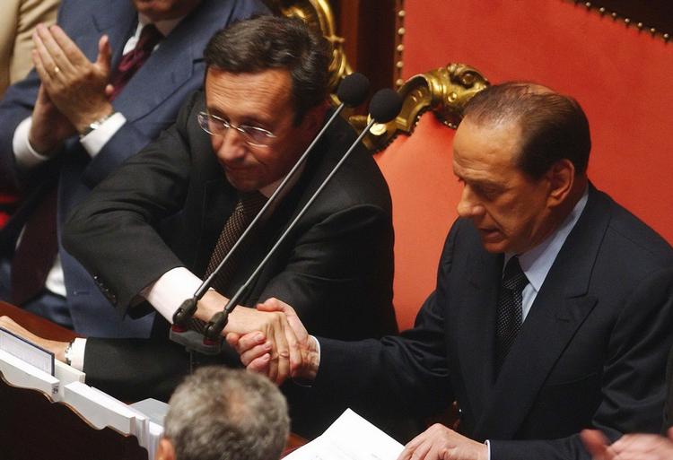 Uvenner. Engang var de glade for hinanden. Så glade at de fusionerede deres to partier, Alleanza Nationale og Forza Italia. Men for nylig er Gianfranco Fini (tv.) og Silvio Berlusconi raget så uklar, at Fini nu er ekskluderet af partiet. 