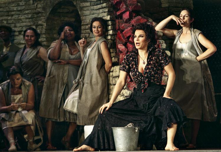 Lettiske Elina Garanca er en vokalt flot Carmen, men hun ligner noget, der er klædt ud, i Metropolitan-operaens opsætning af Bizets sigøjneropera. Foto: Fra dvden 