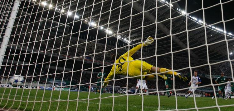 frisparksperle. Martin Vingaard sender et frispark fra 35 meters afstand ind bag den græske målmand. 