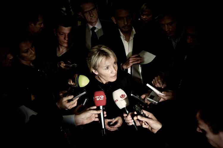 Svar. Lene Espersen forsvarede i går sine uklare svar til Folketinget : »Hvis du går ned og lytter til, hvordan debatten er i folketingssalen, så vil du opleve, at politikerne i forbavsende høj grad ikke svarer på det, de bliver spurgt om«. Foto: Joachim Adrian 