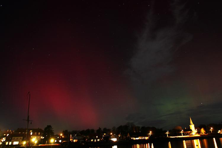 NORDLYS. Fra tid til anden når nordlyset, aurora borealis, så langt sydpå som til Danmark. Her er det fotograferet over Espergærde på Sjælland. 