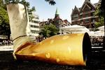 Københavns Kommune har med stort anlagt kampagner forsøgte at opdrage rygerne - som her med en stor skulptur. Alligevel flyder gaderne med cigaretskod. 