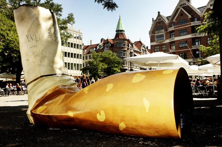 Københavns Kommune har med stort anlagt kampagner forsøgte at opdrage rygerne - som her med en stor skulptur. Alligevel flyder gaderne med cigaretskod. 