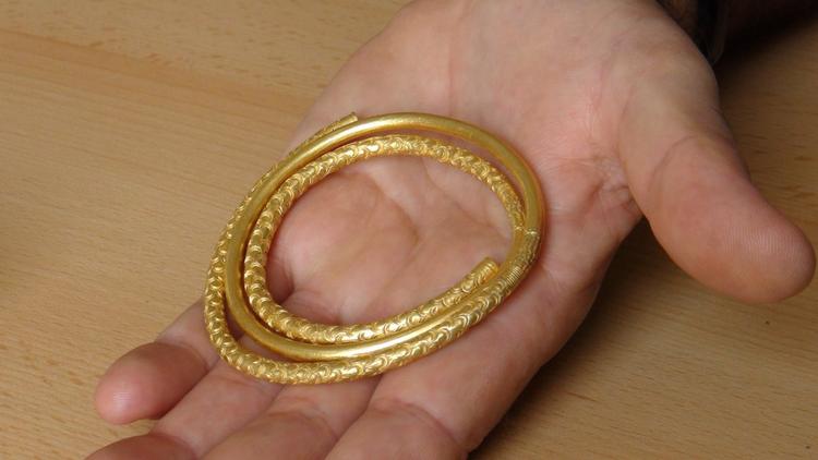Halsringen lå i en lille lerkrukke og stammer fra perioden ældre germansk jernalder 400-500 år efter Kristus. 