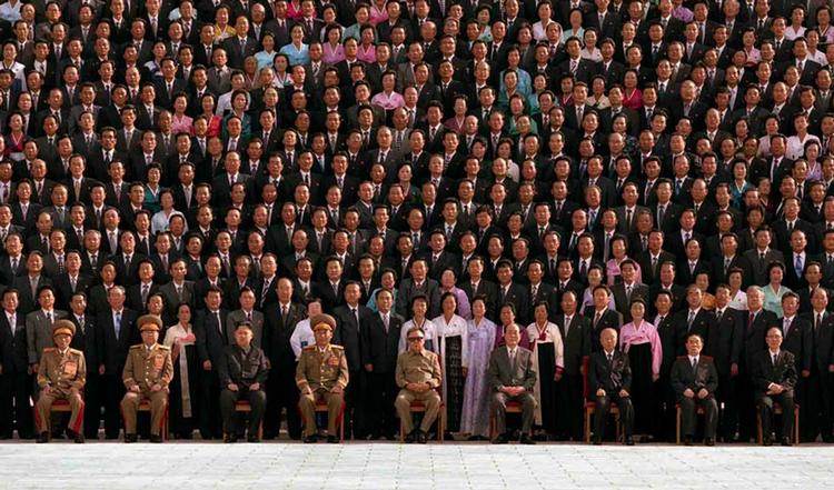 Gruppefoto. Det er det statslige nyhedsbureau i Nordkorea, der har offentgjort billedet af magteliten. 