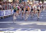 Hurtigt. Djamolidine Abdoujaparov suser endnu en gang først over stregen på denne tour-etape fra 1991. Seks år senere blev han knaldet for brug af clenbuterol. 