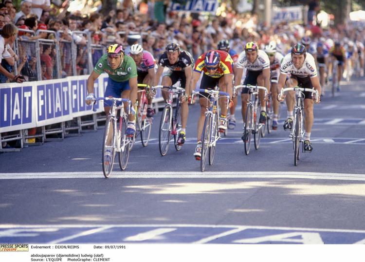Hurtigt. Djamolidine Abdoujaparov suser endnu en gang først over stregen på denne tour-etape fra 1991. Seks år senere blev han knaldet for brug af clenbuterol. 