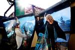 Forsanger Louise Foo (tv.) læser på Kunstakademiet, mens Lisbet Fritze (i midten) læser på Arkitektskolen, og sammen med Sofie Johanne bruger de billeder og kunst som inspiration, når de skriver sange. 