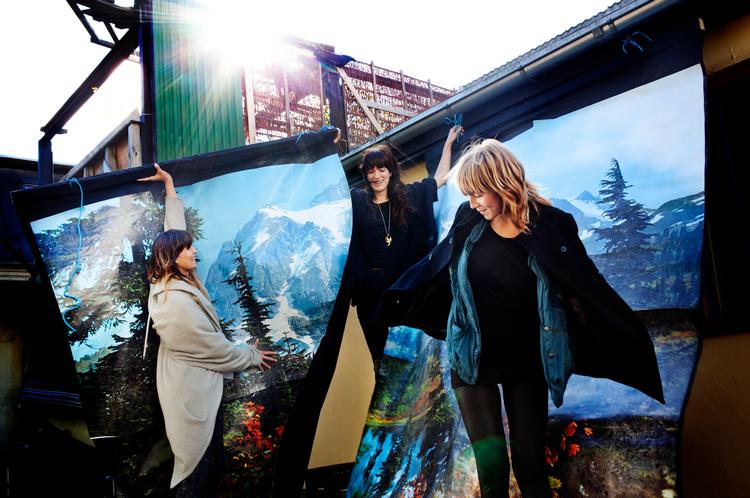 Forsanger Louise Foo (tv.) læser på Kunstakademiet, mens Lisbet Fritze (i midten) læser på Arkitektskolen, og sammen med Sofie Johanne bruger de billeder og kunst som inspiration, når de skriver sange. 