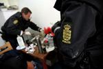 Politiet må stadig oftere ud for at hente skyldnere, der ikke møder op til deres sag i fogedretten. Det er både dyrt og ubehageligt for den, der i forvejen har gæld, og dyrt for samfundet. En ny kampagne skal få flere gældsramte til selv at møde op i retten. Arkiv 