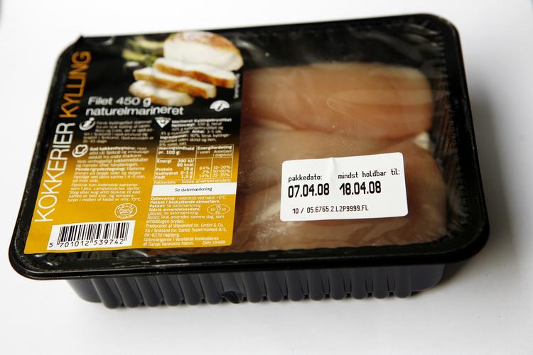 Naturelmarineret eller neutralmarineret er vildledende ord for en kylling, der har fået pumpet vand i sig. Det mener både forbrugerrådet og et flertal i Folketinget. Så nu er jagten på en bedre betegnelse gået ind. 