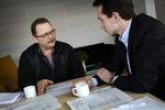 Skatteminister Kristian Jensen (V) (til højre) hjælper Kim Klitgaard fra Amager med at beregne Klitgaards indtægt. Nu vil Skat gennemgå 20.000 borgeres selvangivelse for at finde fejl. Seks ud af ti kommer til at betale restskat. 