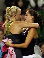 Trøst. Polske Agnieszka Radwanska fik et kram af veninden Caroline Wozniacki, da hun måtte trække sig med en skaden i kvartfinalen af Pan Pacific Open. 