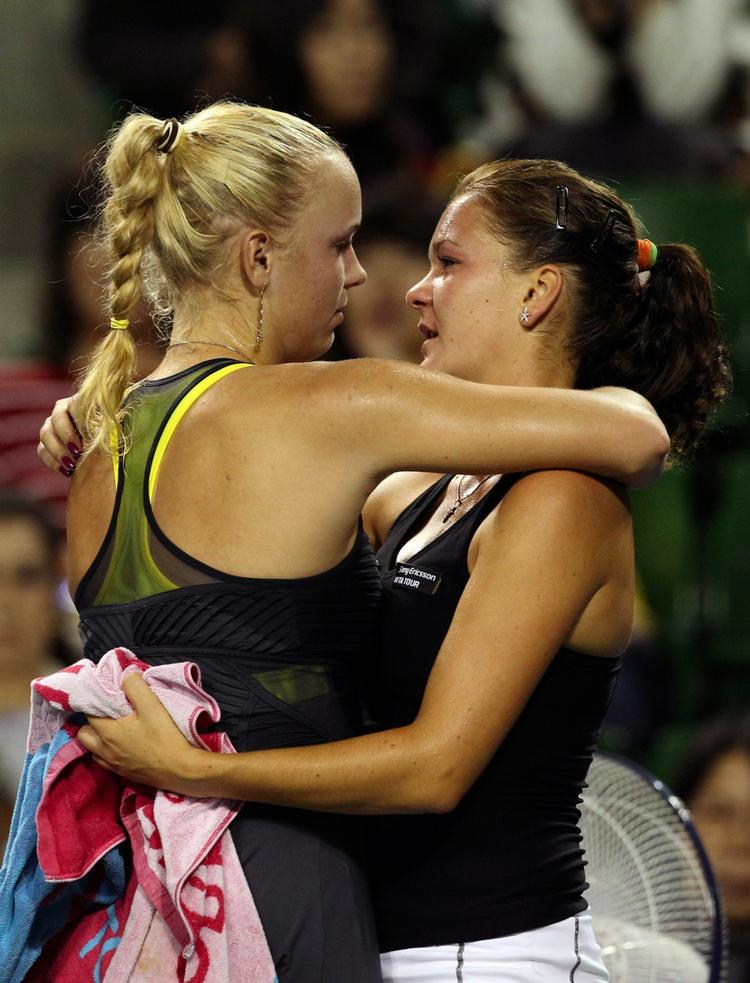 Trøst. Polske Agnieszka Radwanska fik et kram af veninden Caroline Wozniacki, da hun måtte trække sig med en skaden i kvartfinalen af Pan Pacific Open. 