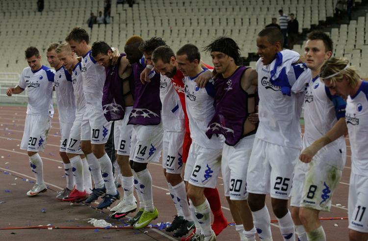 hop. FCK-spillerne fejrer sejren over Panathinaikos på et græsk stadion, der hurtigt blev tømt. 