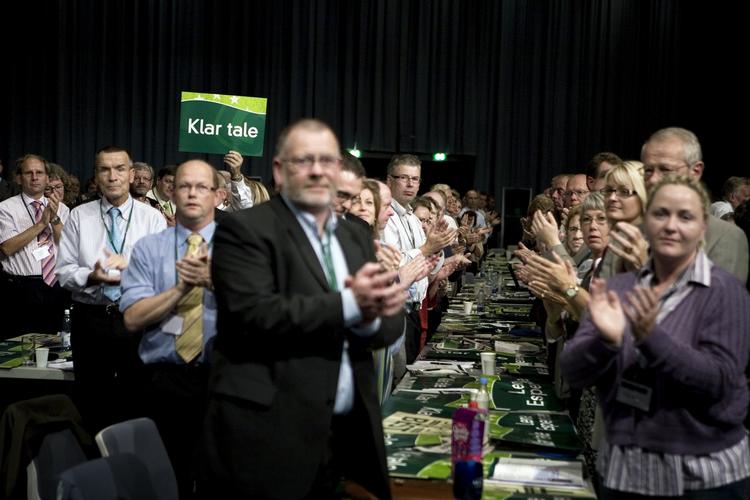 Opbakning. Den konservative landsformand Lene Espersen er troværdig, siger konservative kredsformænd. Men de ved ikke, om hendes svar er i strid med ministeransvarlighedsloven. 