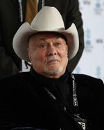 Curtis. Tony Curtis set i forbindelse med en filmpremiere i Los Angeles i april i år. I juli blev han indlagt i Las Vegas med vejrtrækningsproblemer. 