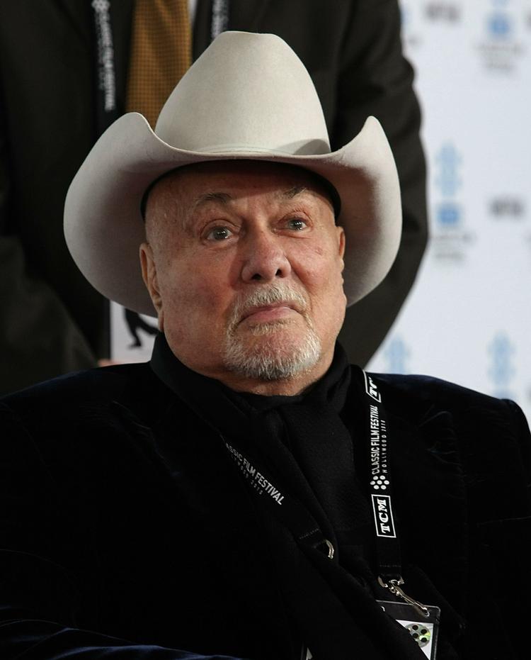 Curtis. Tony Curtis set i forbindelse med en filmpremiere i Los Angeles i april i år. I juli blev han indlagt i Las Vegas med vejrtrækningsproblemer. 