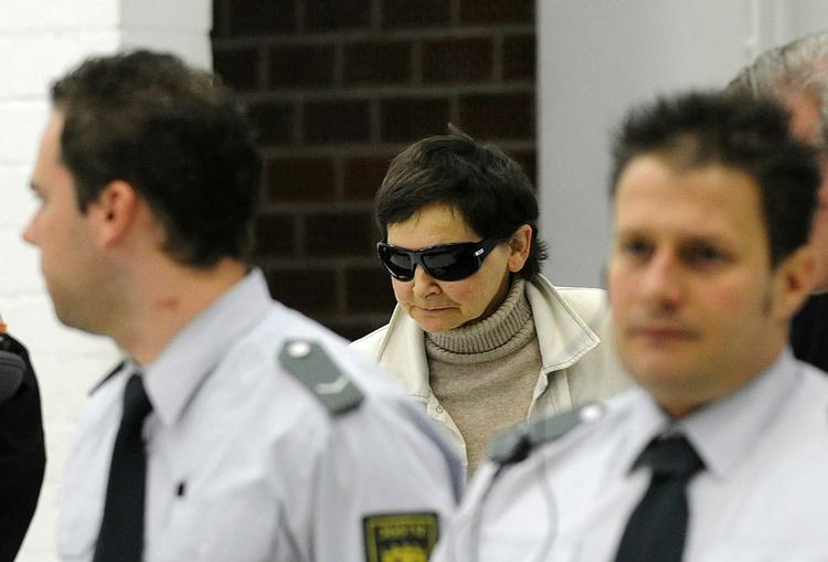 RETSSAG. Den 58-årige kvinde fra den nu hedengangne terrororganisation på vej ind i retten i Stammheim. 