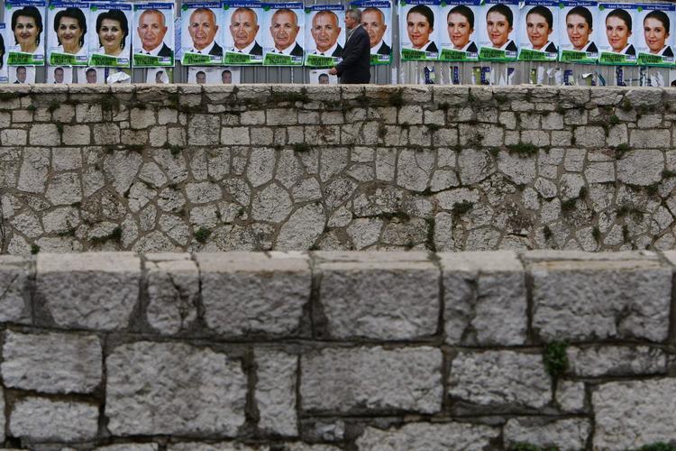 Valgplakater. Det er yderst tvivlsomt, om valget kan få Bosnien-Hercegovina ud af det dødvande, som det har befundet sig i, siden der formelt blev skabt fred med Dayton-aftalen. 