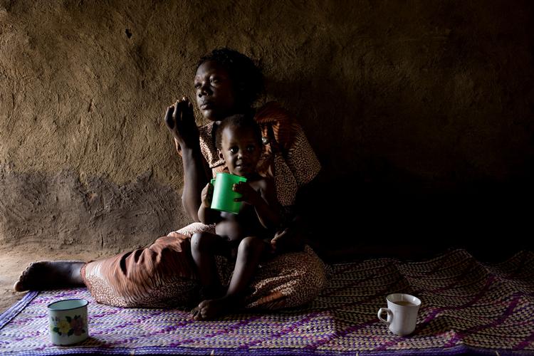 Virus. Den hiv-smittede Esther Tibasiima (billedet) fra Uganda. Hun er 36 år og bor med sin mand, der også har hiv, og sine tre børn og to plejebørn i slumkvarteret Mbuya i udkanten af Ugandas hovedstad Kampala. Nyt præparat er på vej, der skal forhindre at kvinder fremover kommer i Esthers situation. 