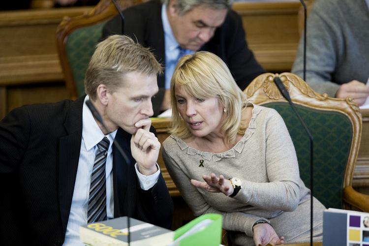 The Conservatives will not serve in a cabinet coalition which includes the Danish People's Party. Here the DPP Parliamentary Group Chairman Kristian Thulesen Dahl and Conservative Leader Lene Espersen exchange words during a Parliamentary debate. Archive. 