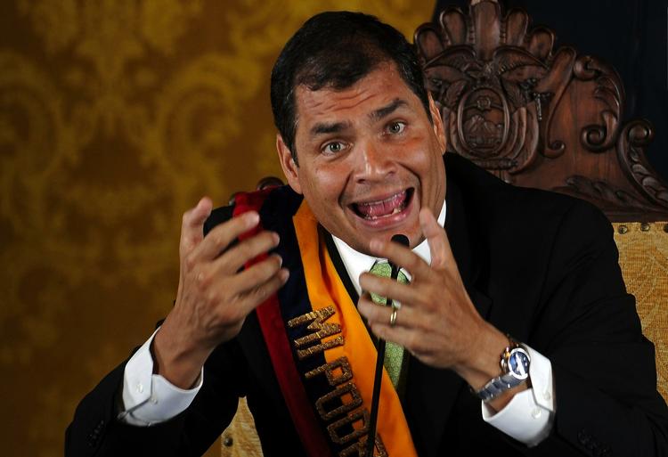 Uro. Ecuadors præsident Rafael Correa vil slå hårdt ned på de betjente, der i går tog ham til fange på det hospital, hvor han blev behandlet for tåregasangreb. 