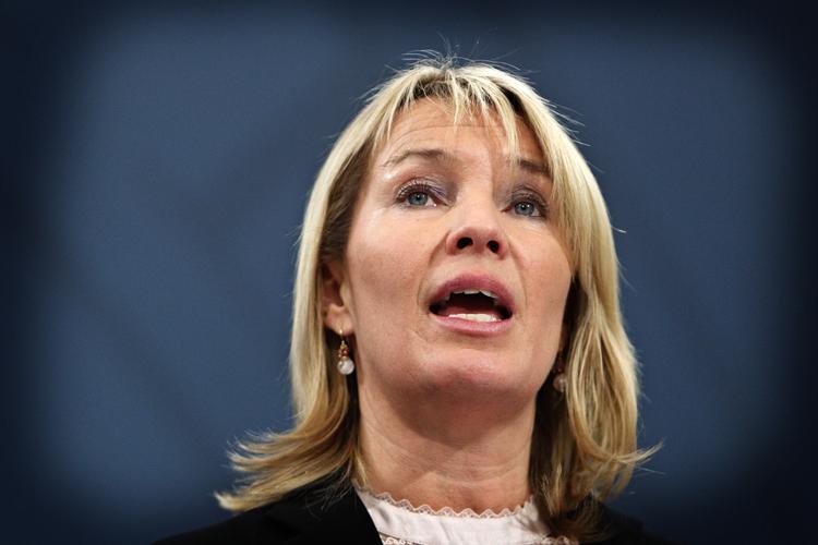 Bliver. Den konservative landsformand og udenrigsminister, Lene Espersen, afviser at være i politisk krise og har ikke nogle planer om at trække sig fra posten som formand for partiet. 