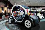 Renault Twizy er kun en anelse bredere end en stor scooter. De to passagerer sidder bag hinanden. Foto: Allan Graubæk 