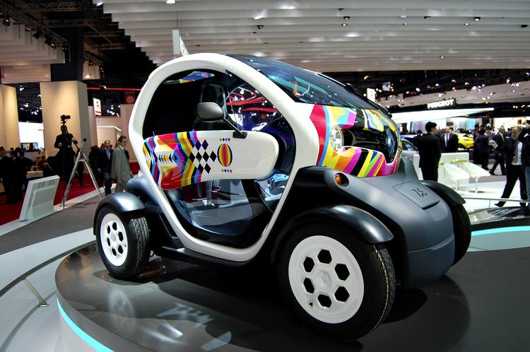 Renault Twizy er kun en anelse bredere end en stor scooter. De to passagerer sidder bag hinanden. Foto: Allan Graubæk 