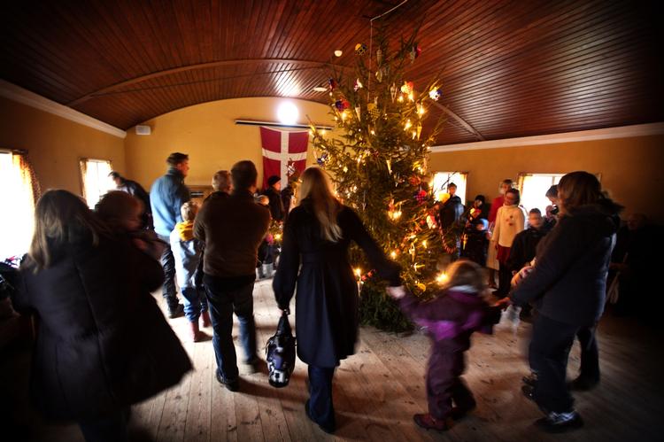 Julehygge kan blive en plage, hvis man ikke kan holde et eller flere familiemedlemmer ud. Her er det dog på Frilandsmuseet under mere hyggelige former at der danses om træet. Arkiv 