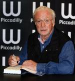 Forfatter. Michael Caine signerede bøger i går i en boghandel i London. Titlen på hans erindringsbog, 'The Elephant to Hollywood', refererer til opvæksten i bydelen Elephant and Castle i det sydlige London. 
