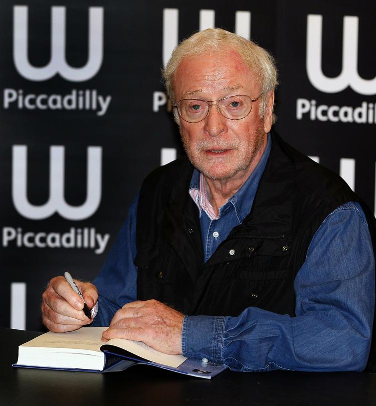 Forfatter. Michael Caine signerede bøger i går i en boghandel i London. Titlen på hans erindringsbog, 'The Elephant to Hollywood', refererer til opvæksten i bydelen Elephant and Castle i det sydlige London. 